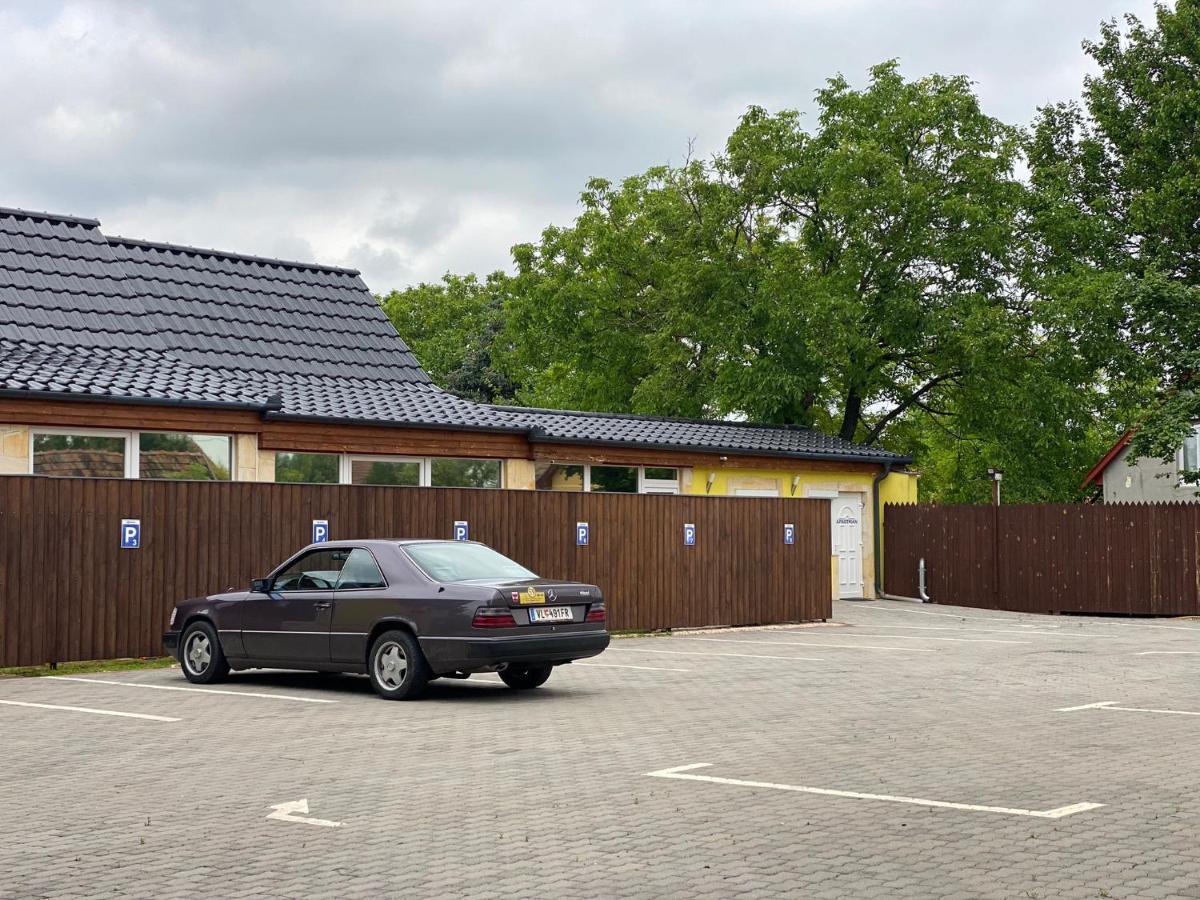 Blueline Motel Jászberény Exterior foto
